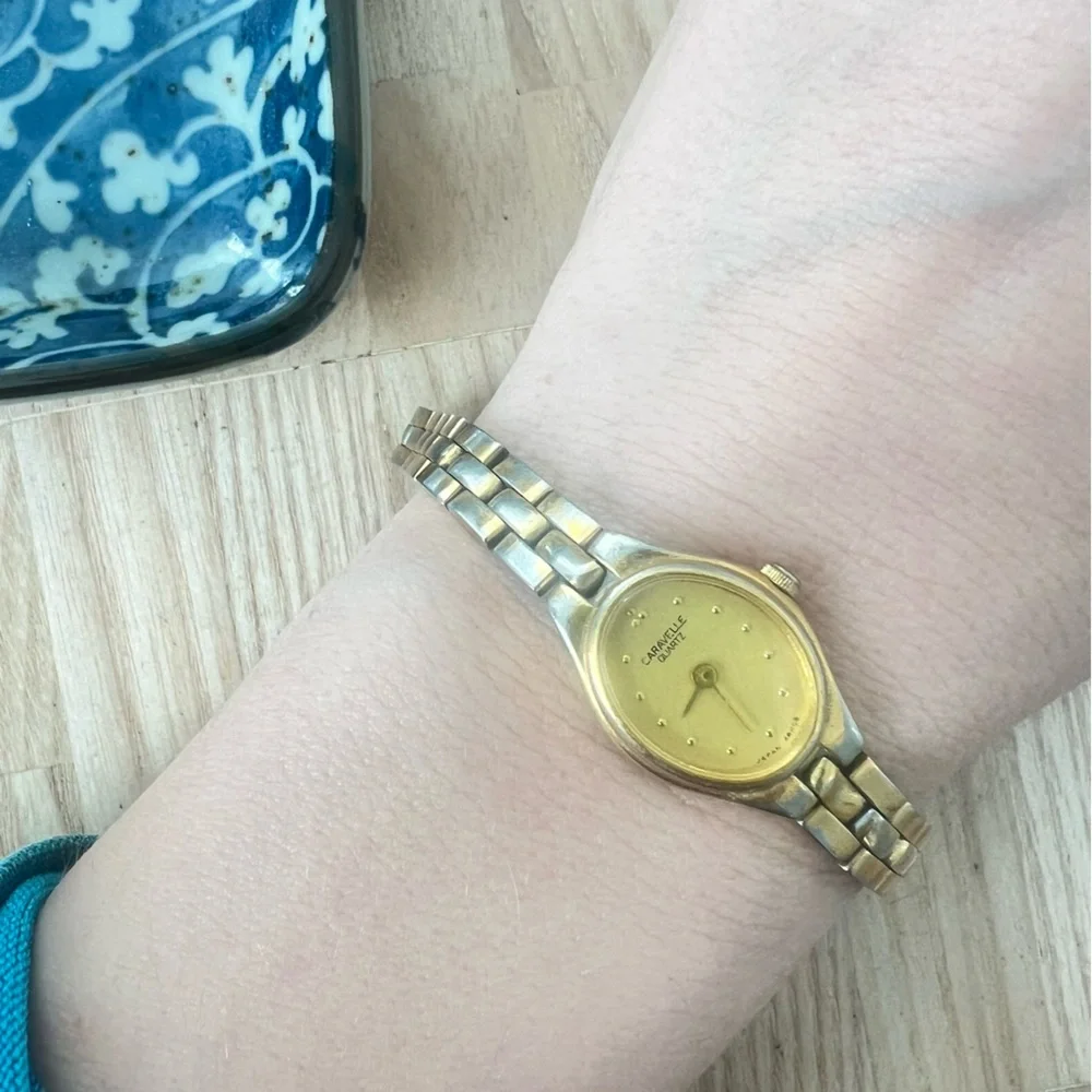 Vintage caravelle by Bulova ladies oval gold tone watch case NEW BATTERY